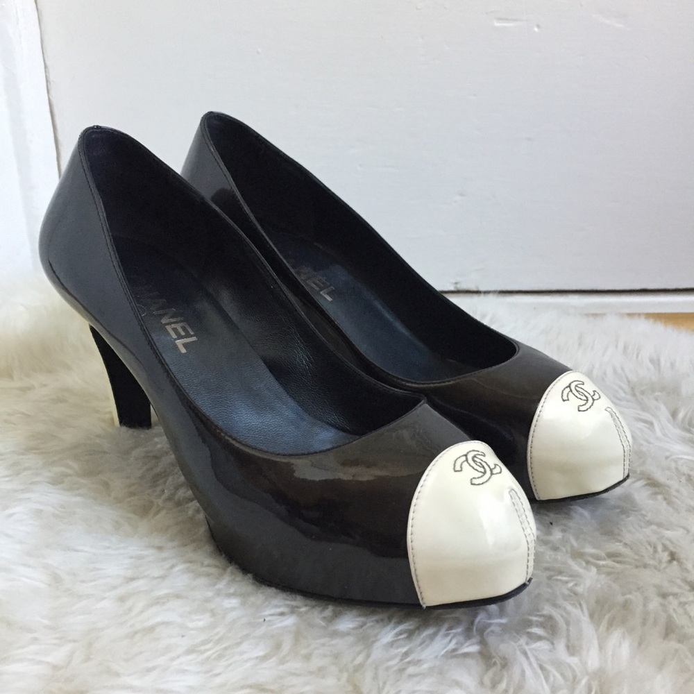 CHANEL CC Black and White Cap-Toe Pumps - Picture 2 of 8
